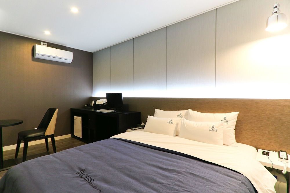 Louis Hotel Standard Double Room 4