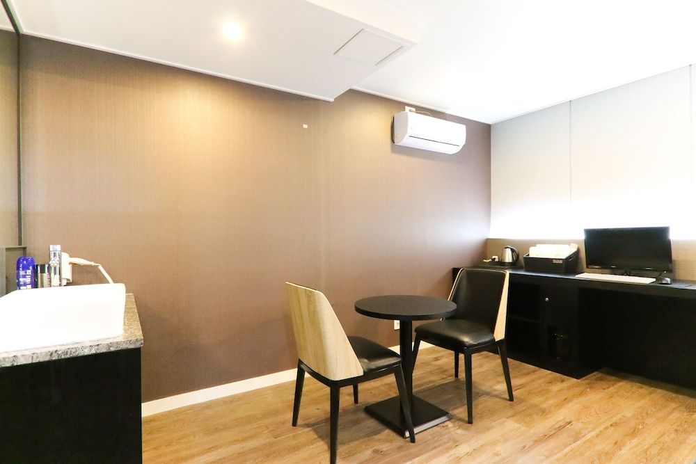 Louis Hotel Standard Double Room 7