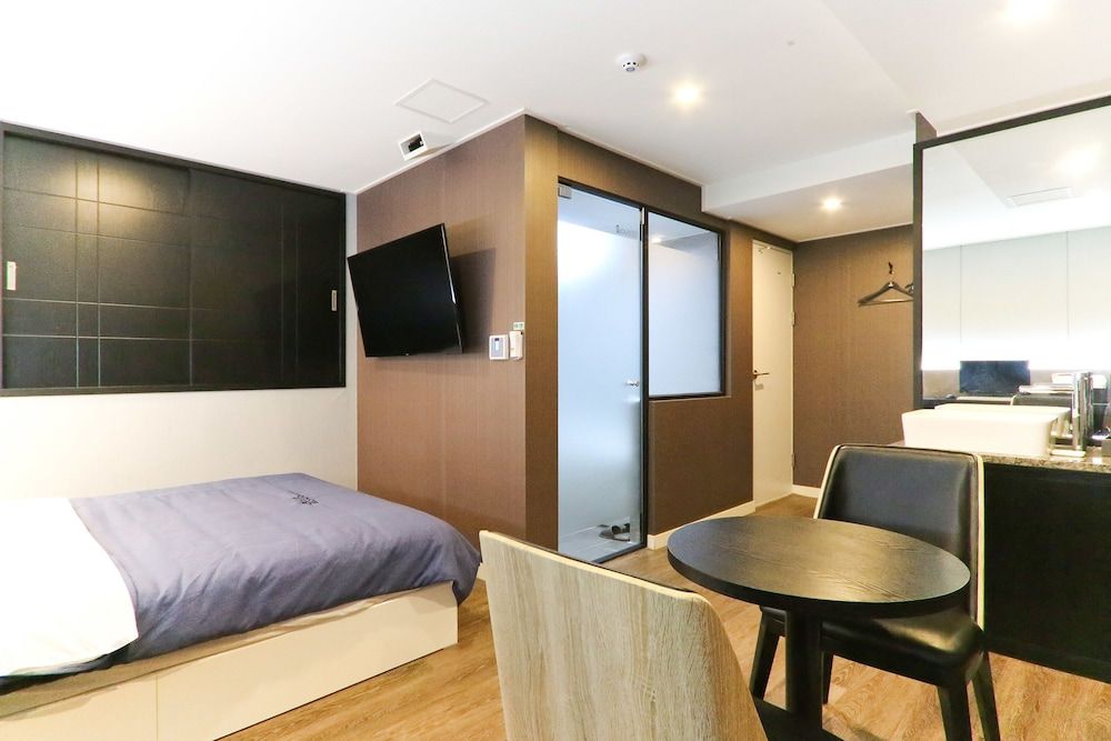 Louis Hotel Standard Double Room 2