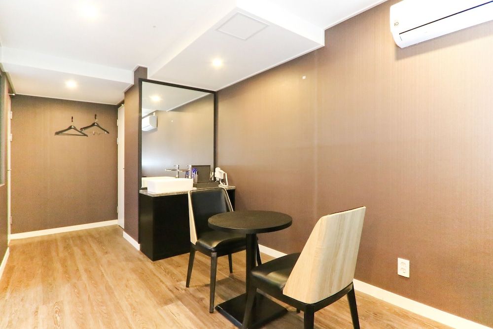 Louis Hotel Standard Double Room 8