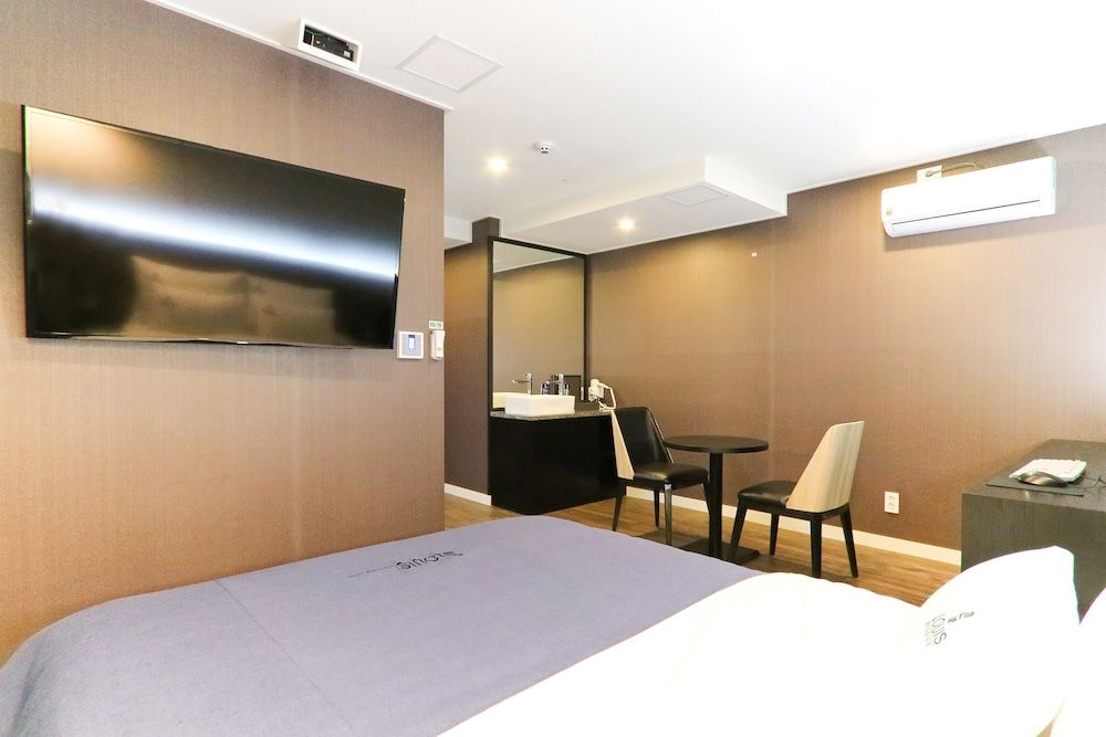 Louis Hotel Standard Double Room 6