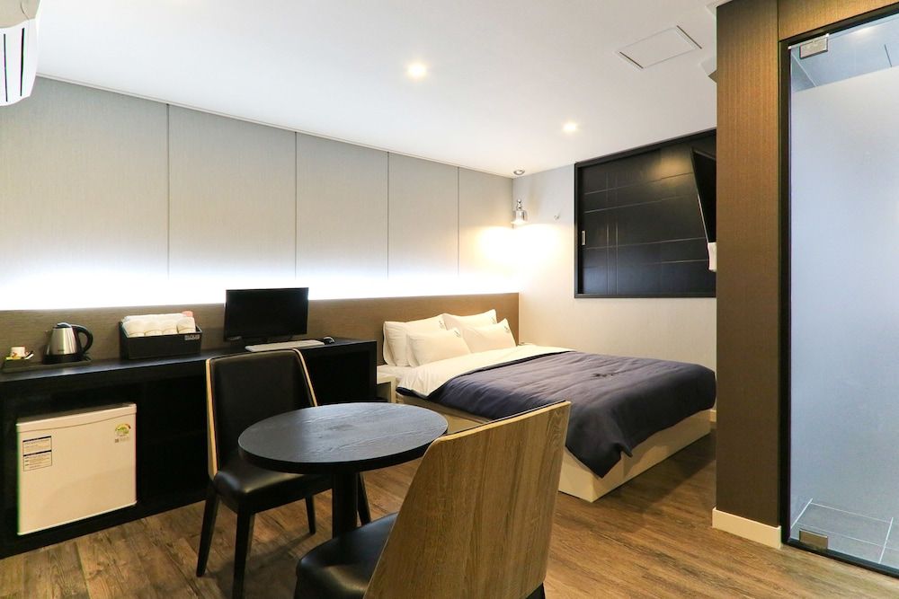 Louis Hotel Standard Double Room 3