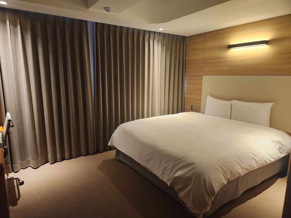 Acube Hotel Studio King, High Floor 2