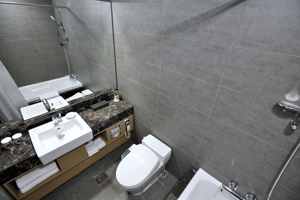 ON City Hotel [9PM Check-in] Deluxe Twin Room - additional 10,000 KRW is required if check in before 9 PM 5