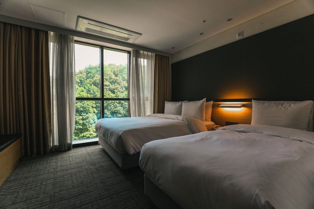 ON City Hotel [9PM Check-in] Deluxe Twin Room - additional 10,000 KRW is required if check in before 9 PM