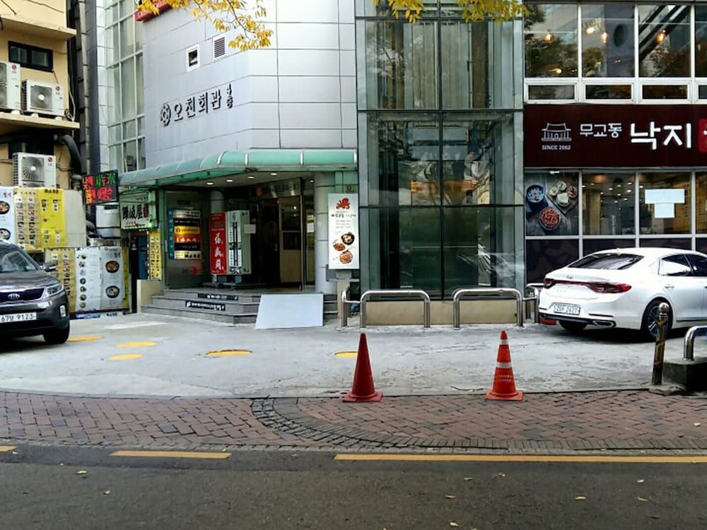 Wheelchair-accessible van parking