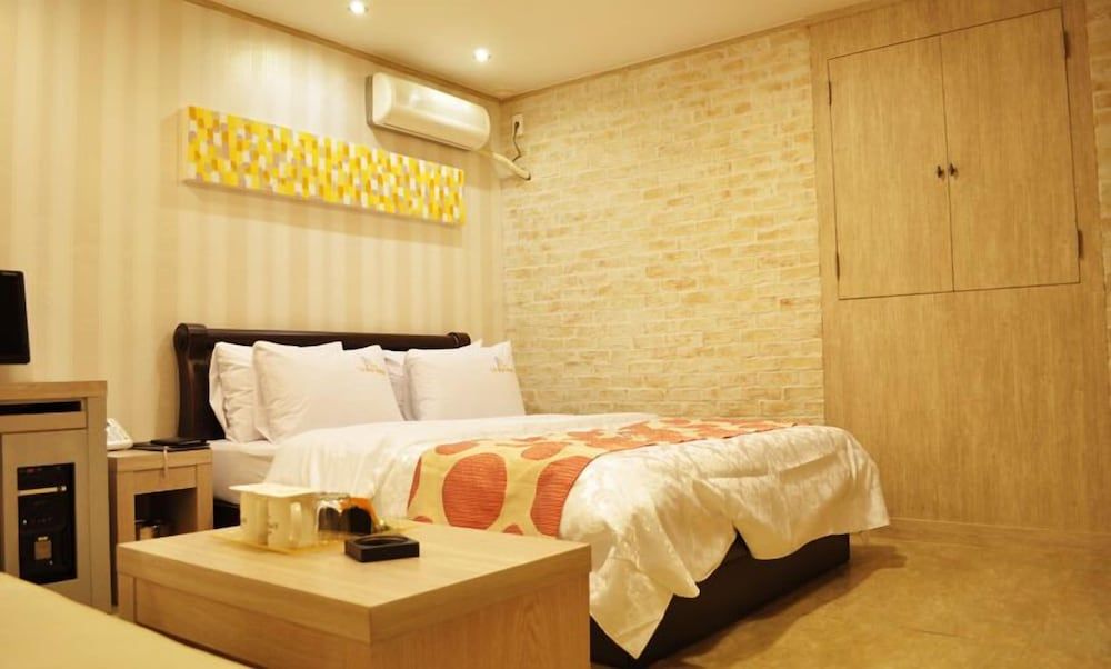 La Nuit Hotel Standard Room 3