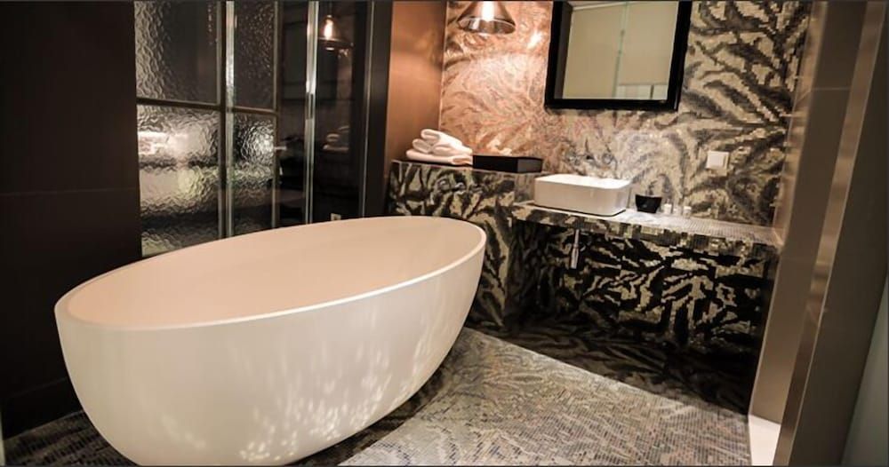 Amare Hotel Jakjeon Deluxe Double Room 3