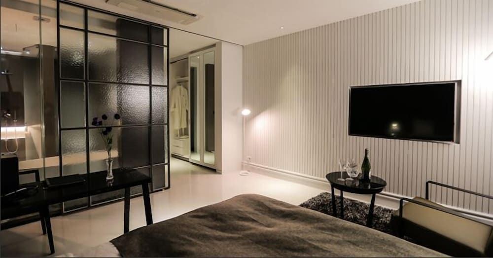 Amare Hotel Jakjeon Deluxe Double Room 2