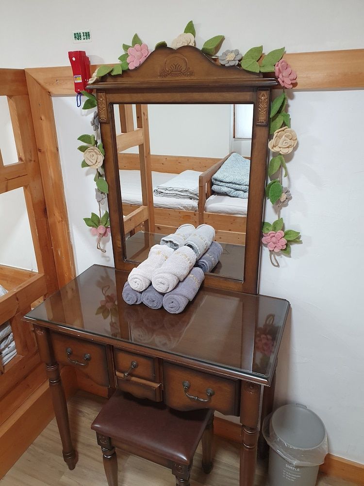 Salon de Tangza Traditional House 6