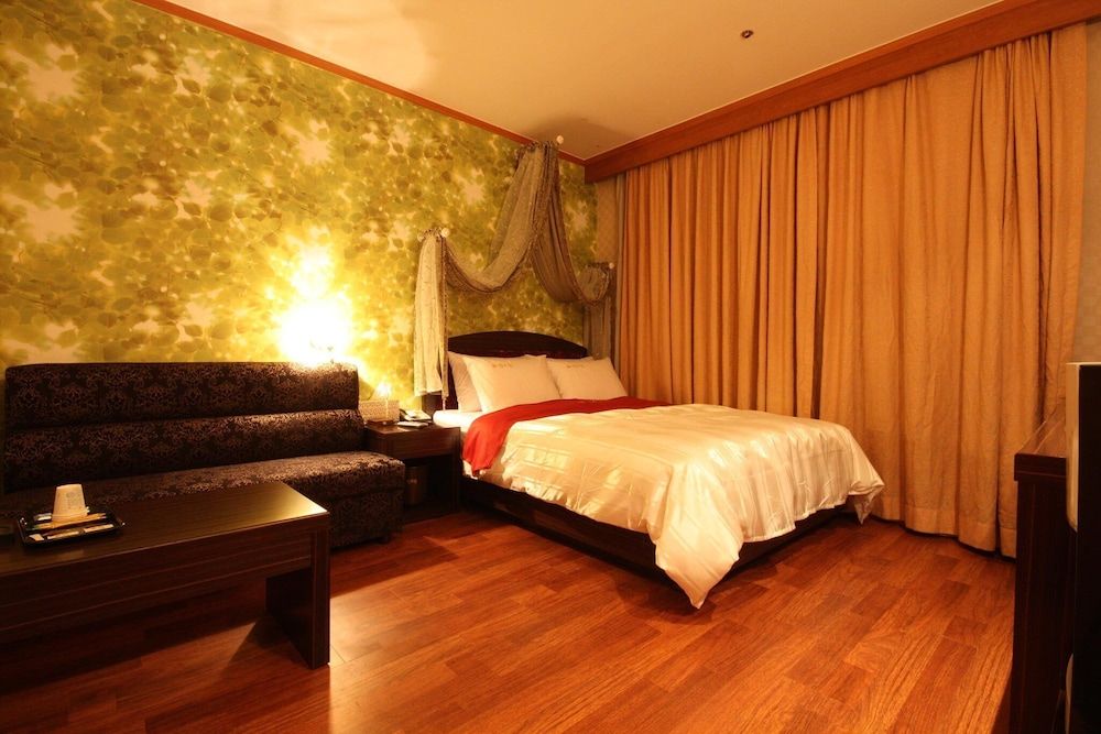 King Hotel Standard Double Room 3