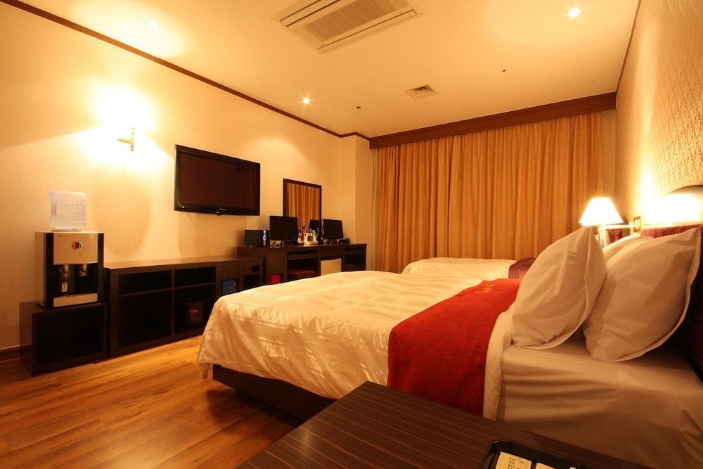 King Hotel Premier Twin Room 4