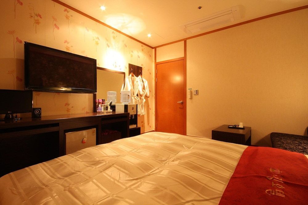 King Hotel Standard Double Room 4