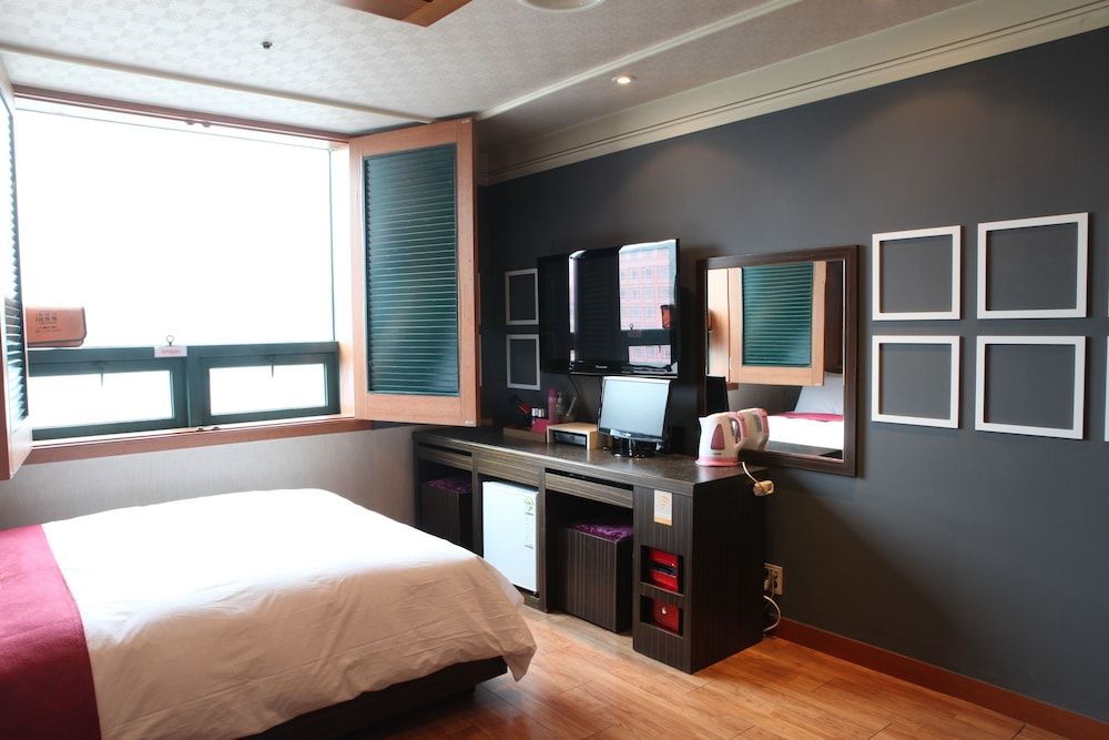 King Hotel Premier Twin Room 9