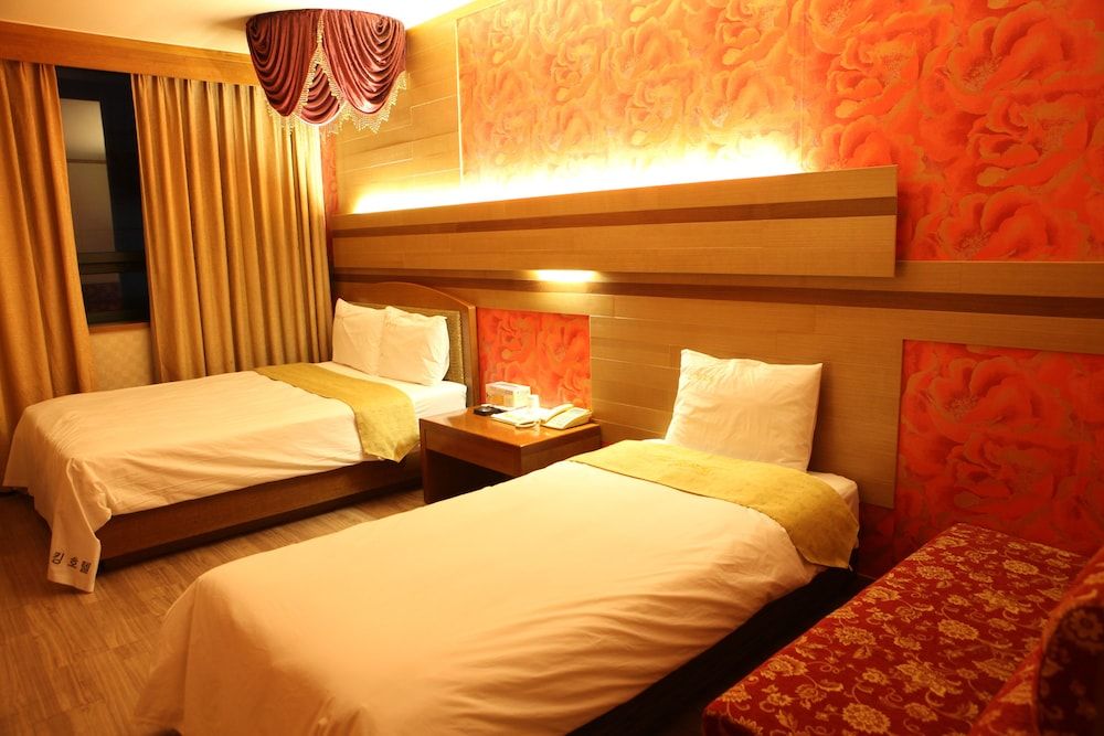 King Hotel Premier Twin Room