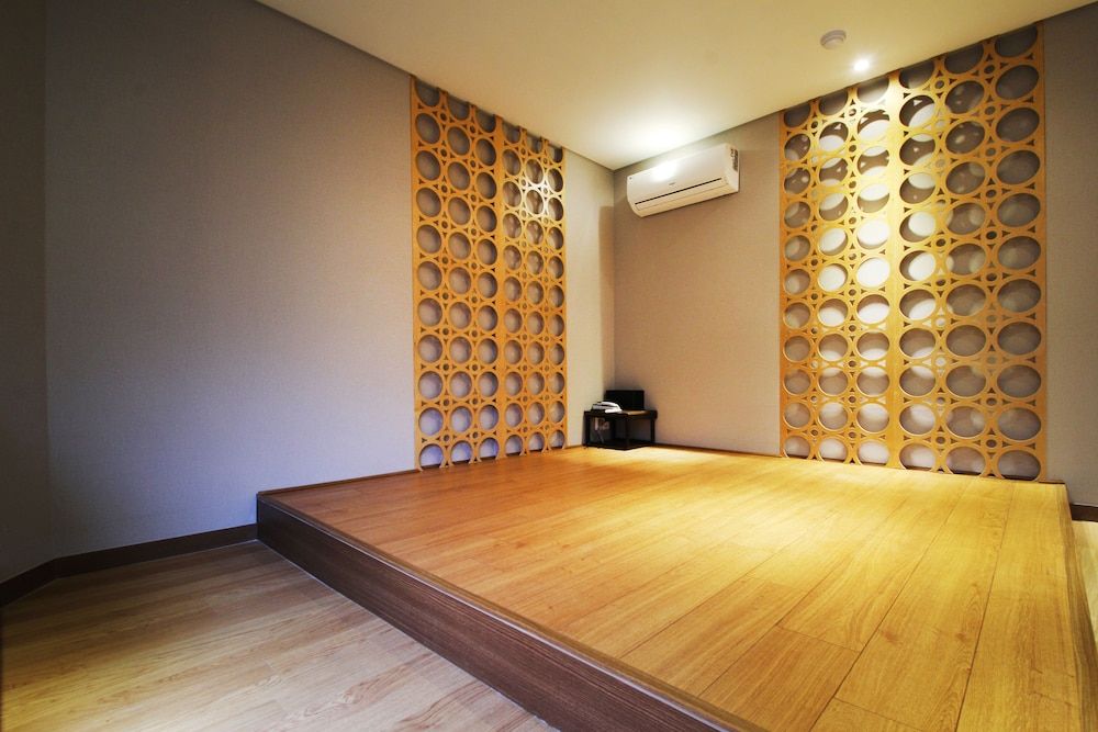 undefined 17th Hotel 10