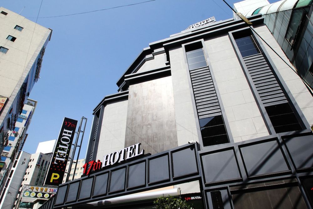 undefined 17th Hotel 5