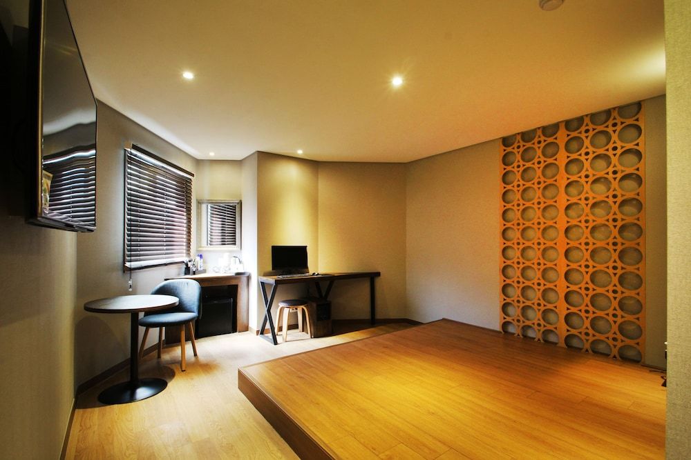 undefined 17th Hotel 9