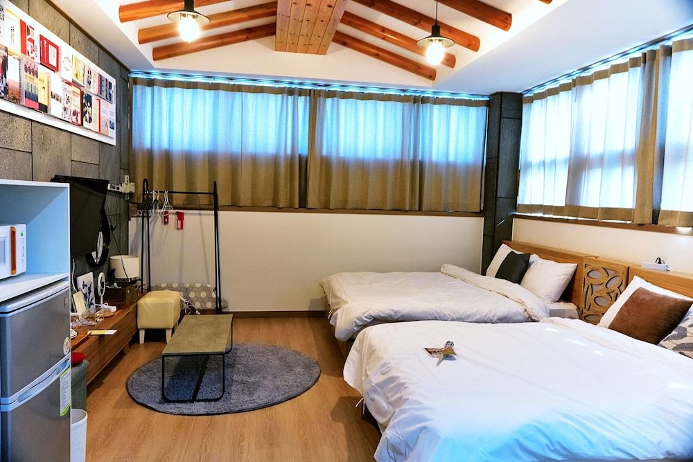 Andong Poong-gyung HOSTEL n LIBRARY Premium Quadruple Room, 1 Bedroom, Kitchenette, Hill View 3