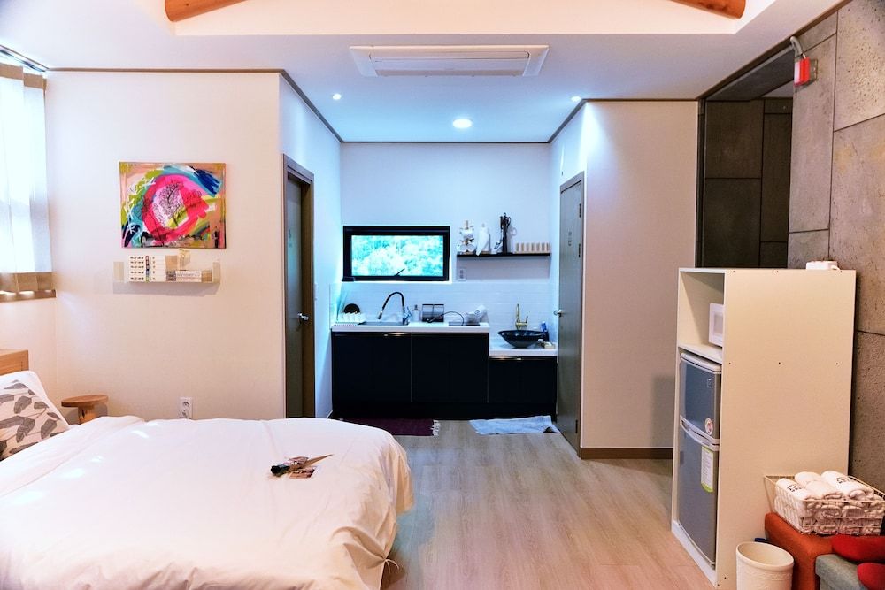 Andong Poong-gyung HOSTEL n LIBRARY Premium Quadruple Room, 1 Bedroom, Kitchenette, Hill View 5