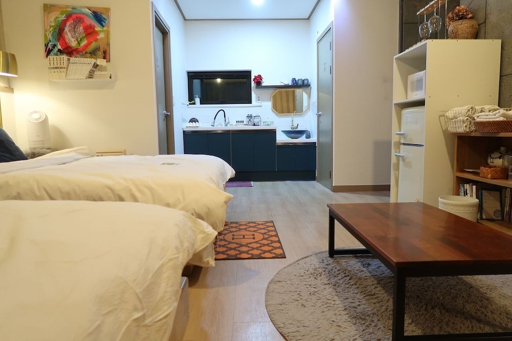 Andong Poong-gyung HOSTEL n LIBRARY Premium Quadruple Room, 1 Bedroom, Kitchenette, Hill View 8