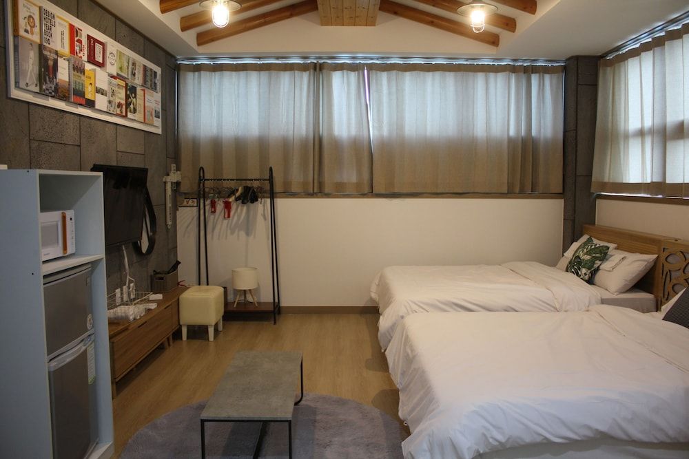 Andong Poong-gyung HOSTEL n LIBRARY Premium Quadruple Room, 1 Bedroom, Kitchenette, Hill View 2