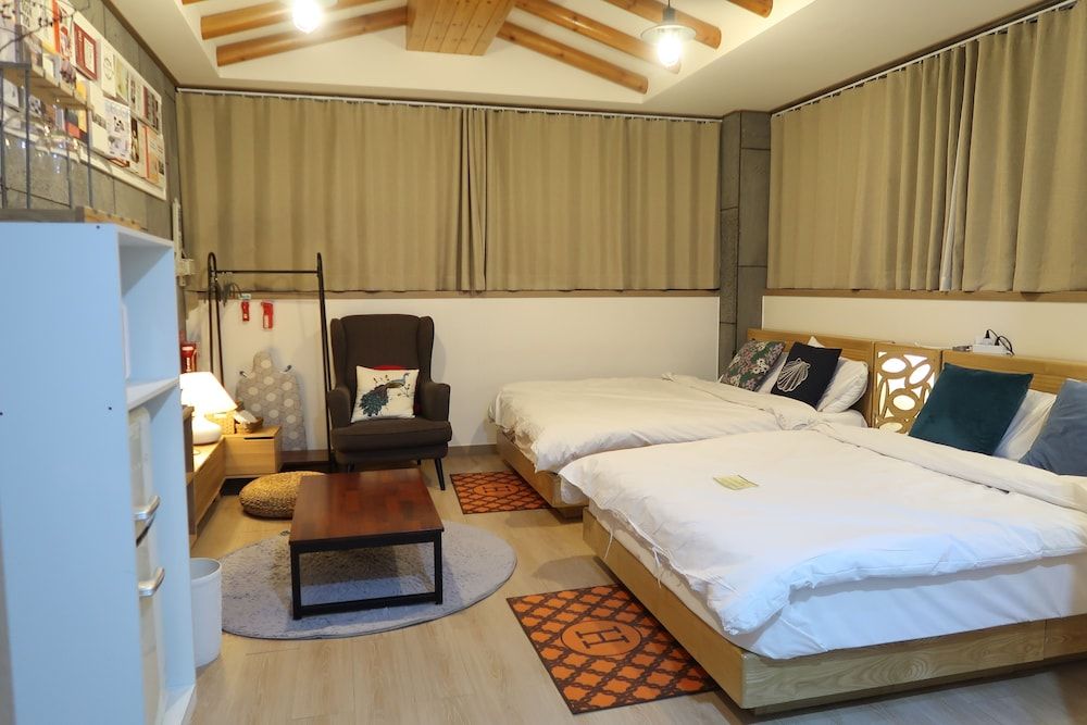 Andong Poong-gyung HOSTEL n LIBRARY Premium Quadruple Room, 1 Bedroom, Kitchenette, Hill View 10