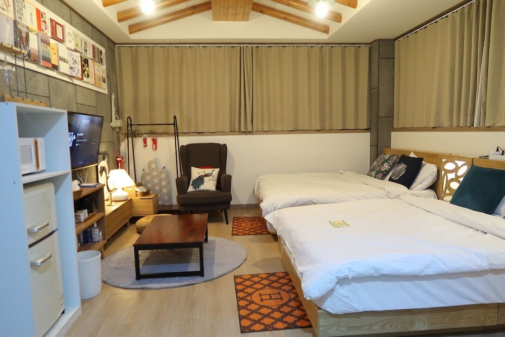 Andong Poong-gyung HOSTEL n LIBRARY Premium Quadruple Room, 1 Bedroom, Kitchenette, Hill View 9
