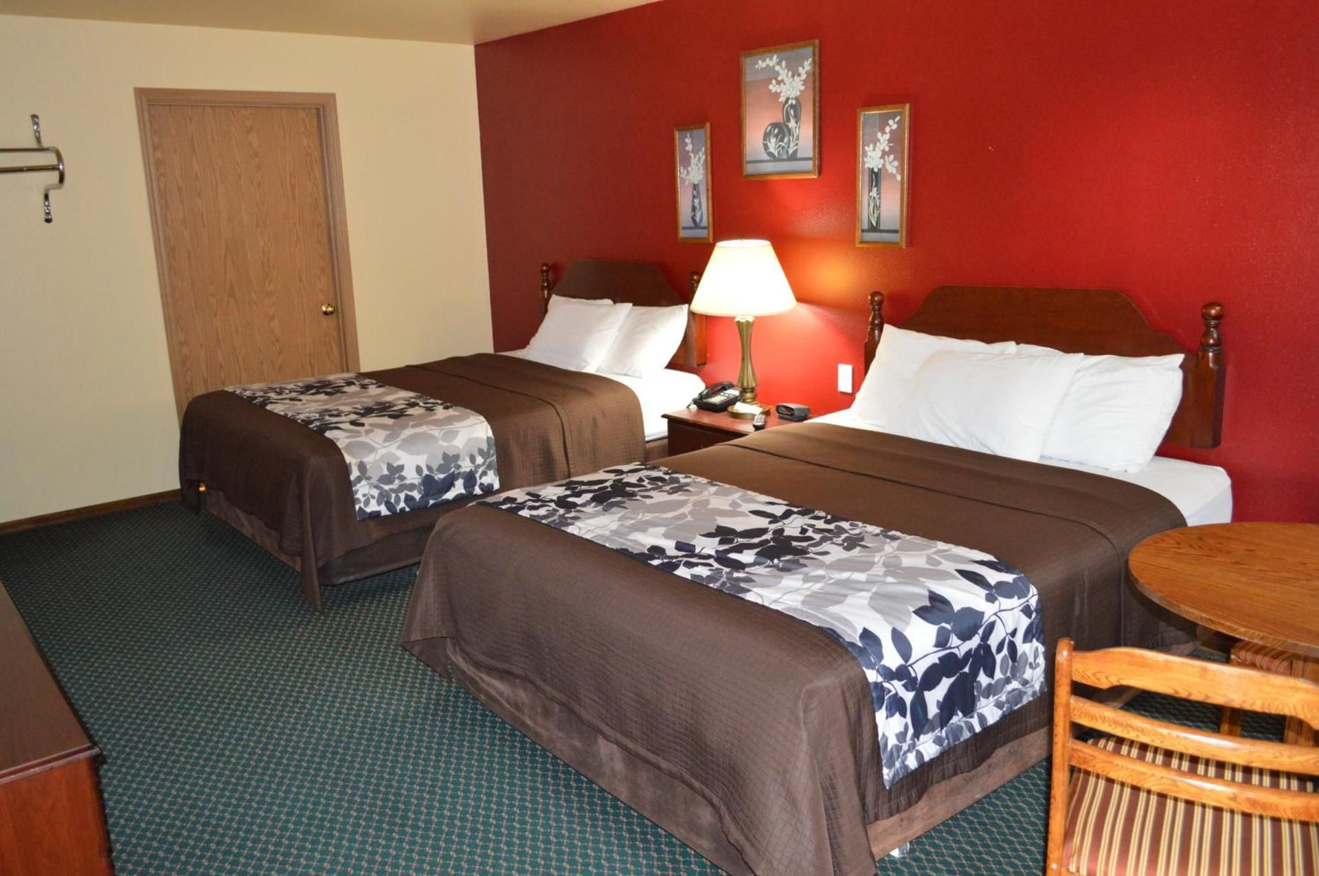 Western Motel Double Room with Two Double Beds 2