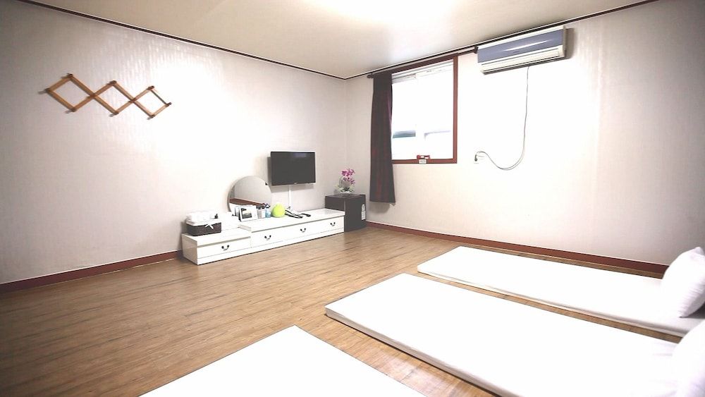 Songnisan Grand Hotel & Condo Deluxe Room (Ondol) 2