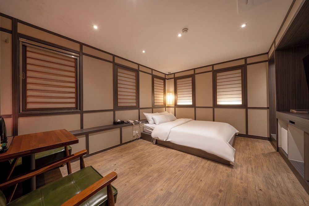 Hotel INK Deluxe Room, River View (Netflix available, Laundry available) 2