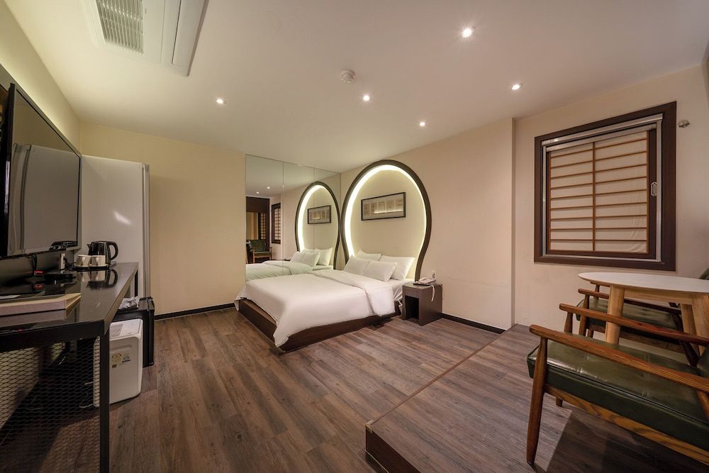 Hotel INK Deluxe Room, River View (Netflix available, Laundry available) 4