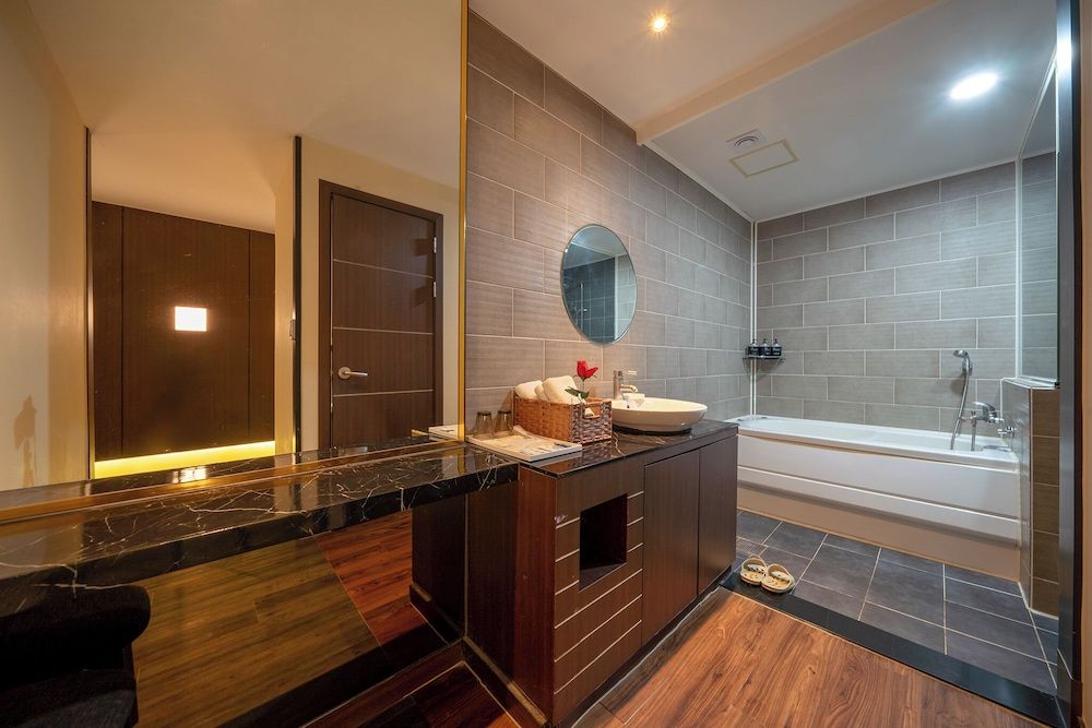 Hotel INK Deluxe Room, River View (Netflix available, Laundry available) 6