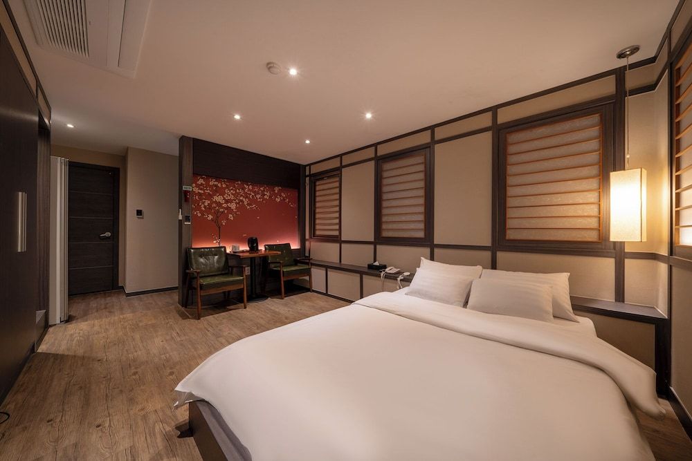 Hotel INK Deluxe Room, River View (Netflix available, Laundry available) 3