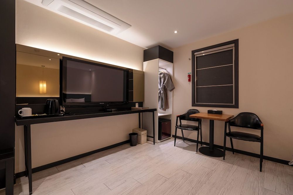 Hotel INK Family Twin Room (Netflix available, Laundry available) 5