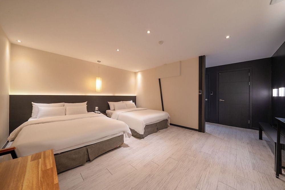 Hotel INK Family Twin Room (Netflix available, Laundry available) 3