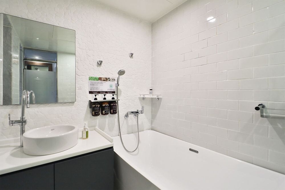 February Hotel Hwanggeum Junior Suite 10