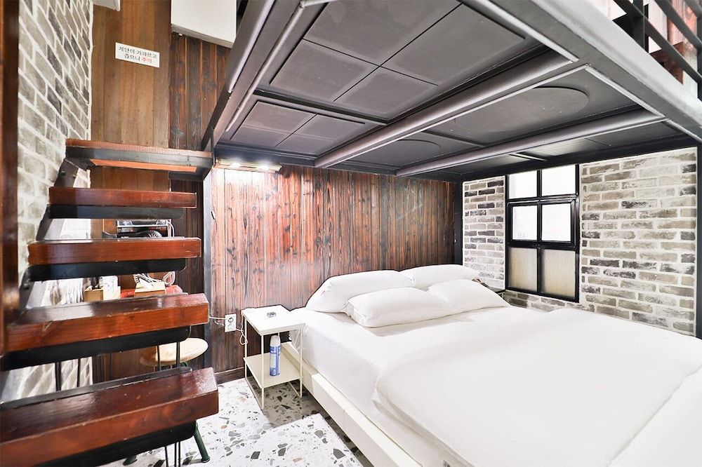 February Hotel Hwanggeum Junior Suite 2