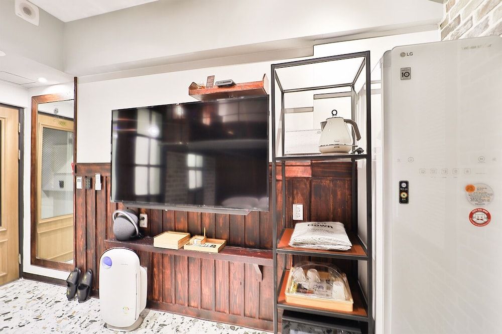 February Hotel Hwanggeum Junior Suite 12