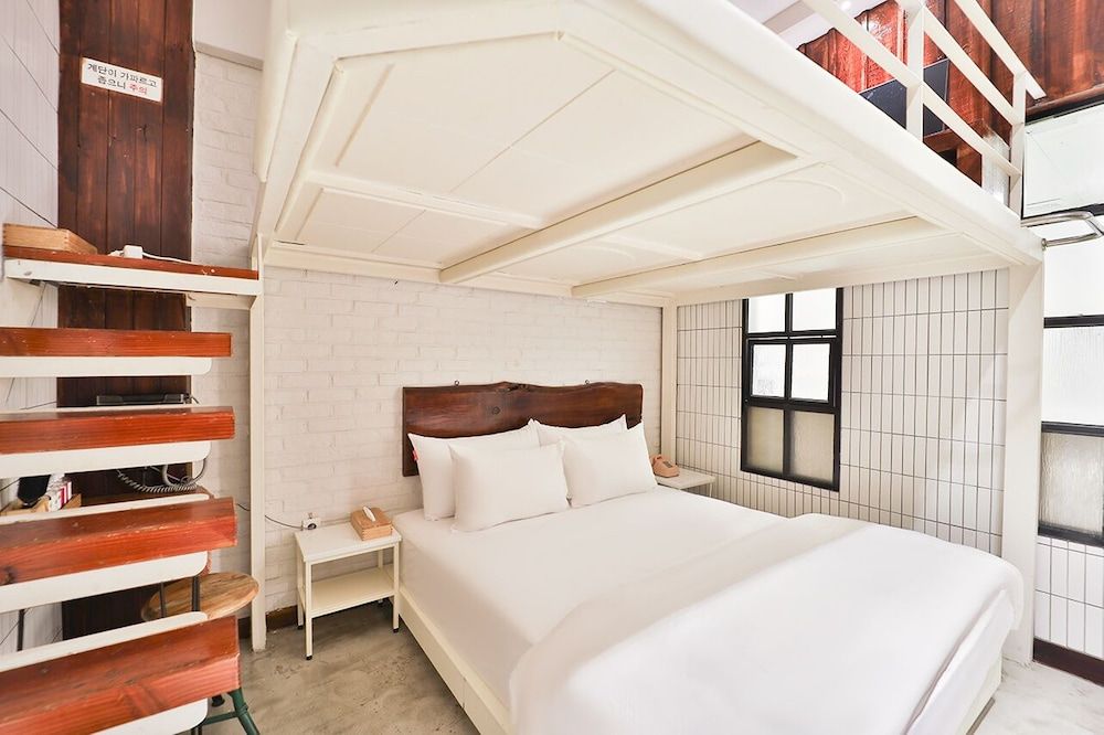 February Hotel Hwanggeum Junior Suite 6