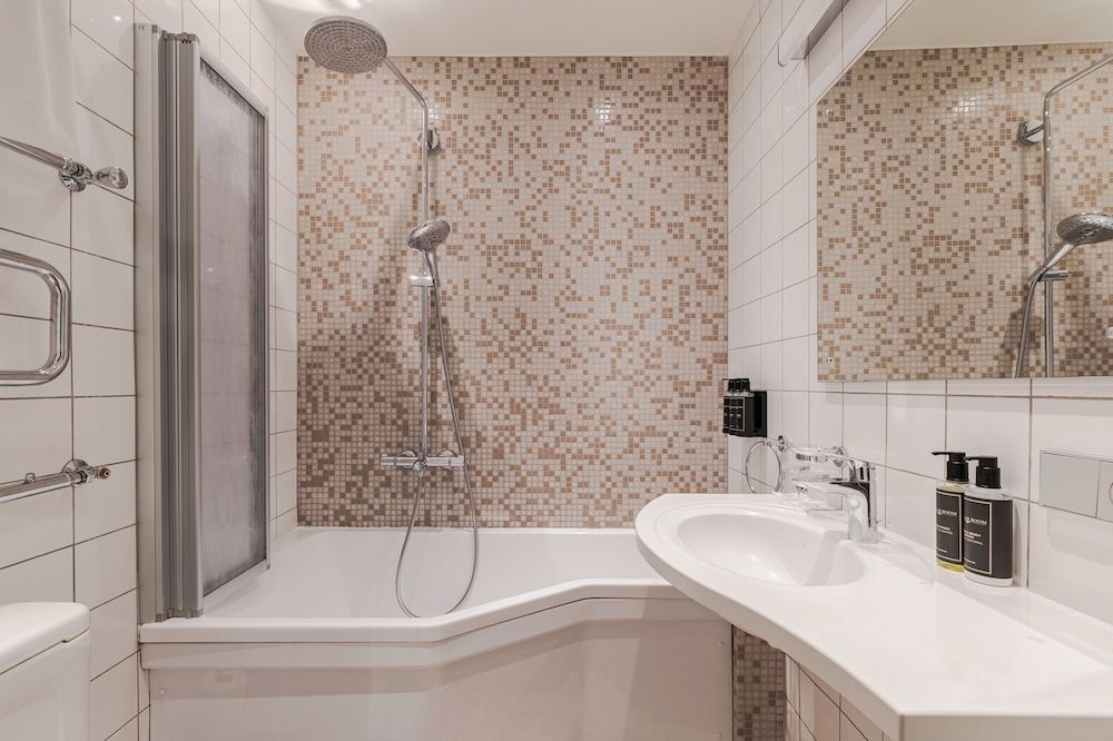 Eurostars Metropole Deluxe Double Room 10