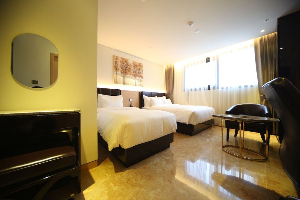 Galmea First Hotel Suite, Multiple Beds 3