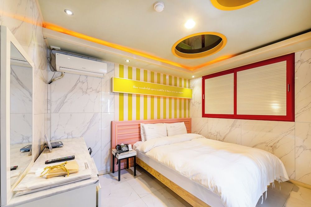 Design Hotel Daniel Campanella Deluxe Room (Netflix available)