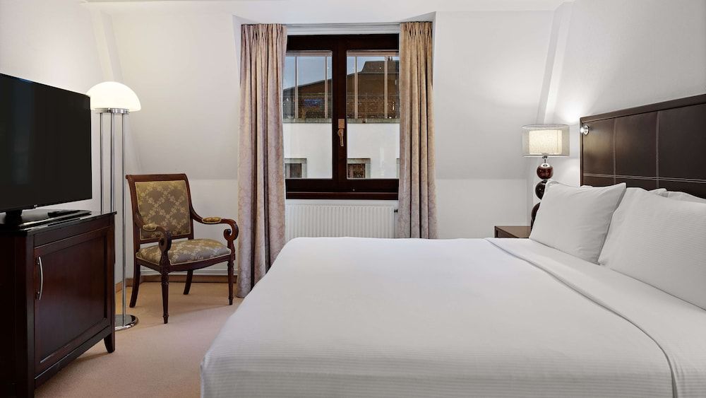 Suite, 1 King Bed, Corner