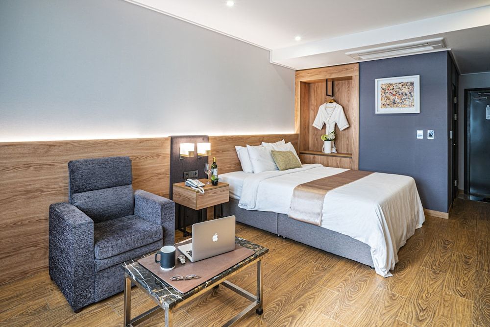 Embledon Hotel Deluxe Premium Room 4