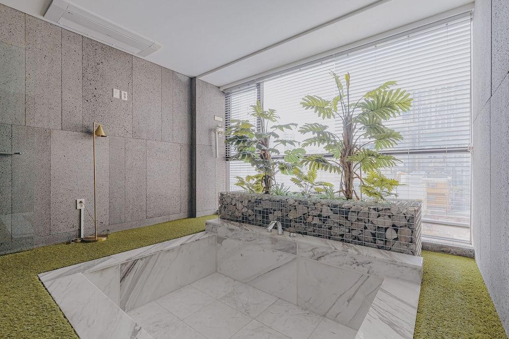 Deep Soaking Bathtub