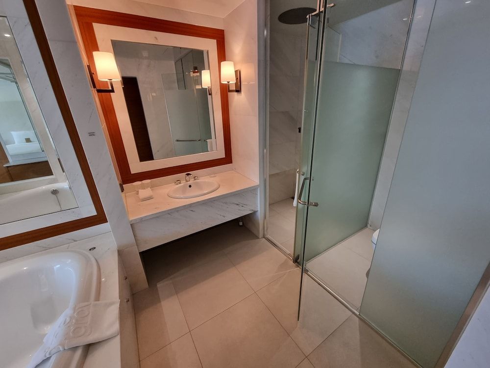 Pine Grove Hotel Family Suite, Park View 5