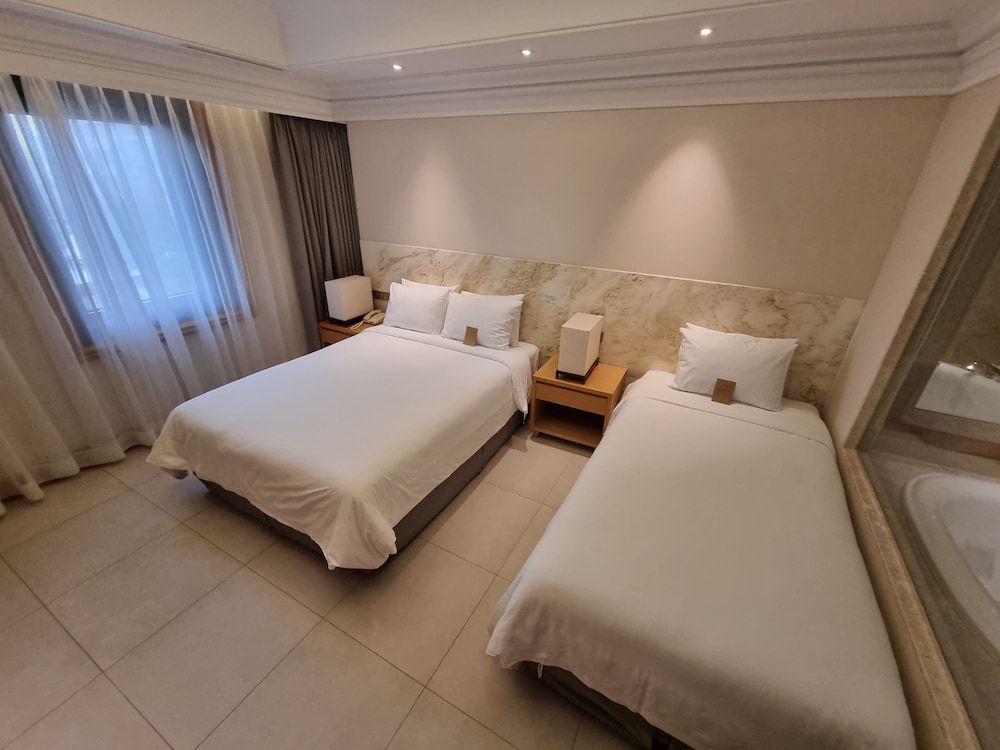 Pine Grove Hotel Deluxe Family Twin Room A (City View) - Comp. Gimhae Lotte Water Park for 3PAX