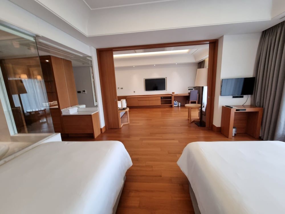 Pine Grove Hotel Family Suite, Park View 3