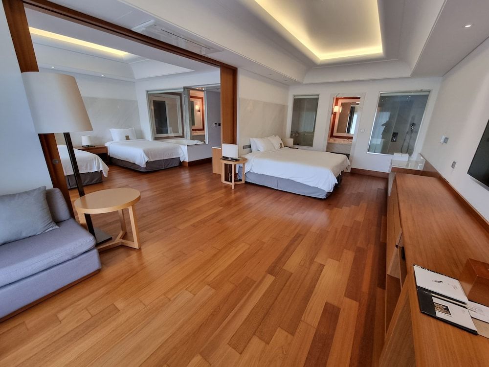 Pine Grove Hotel Family Suite, Park View 8